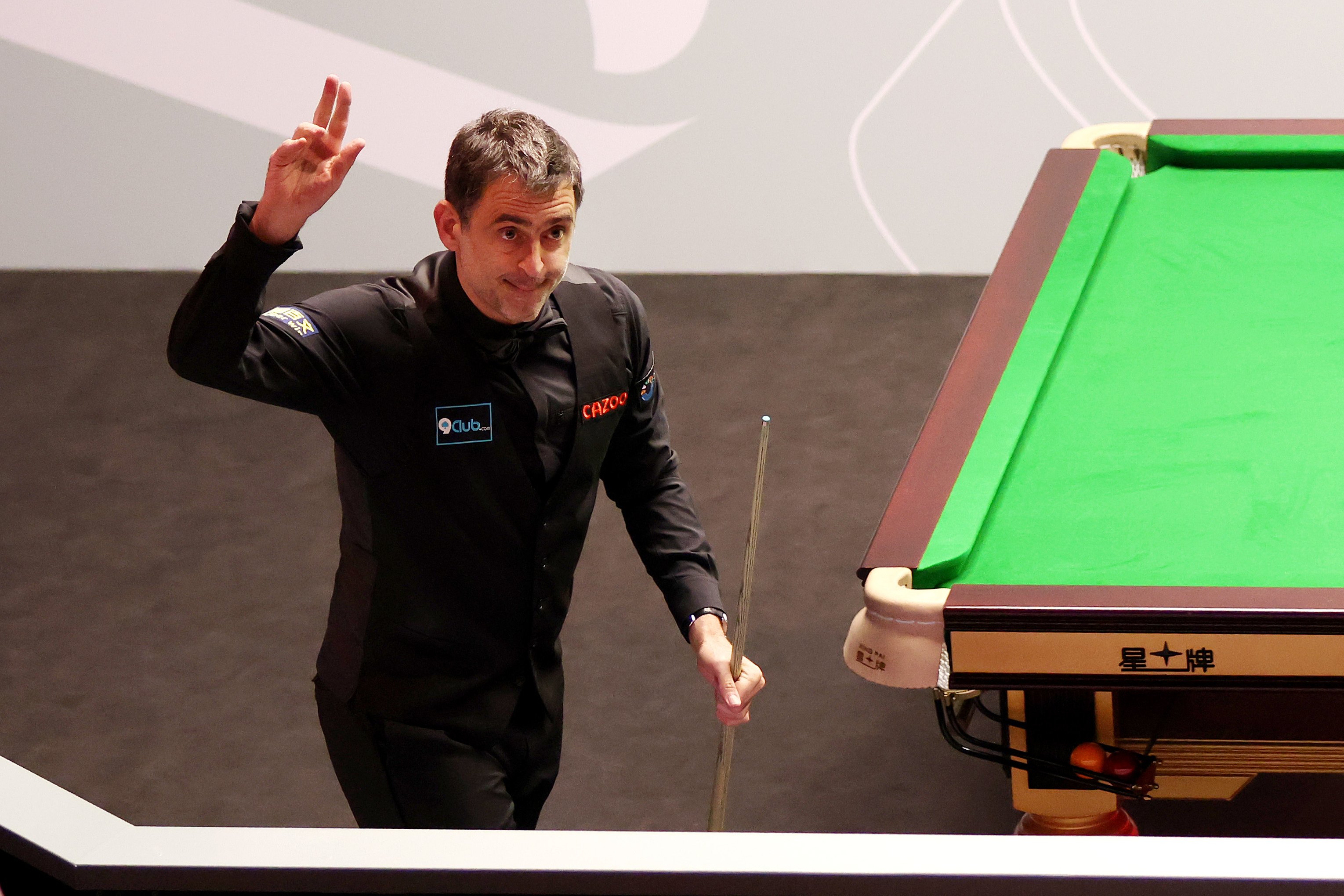 Ronnie O'Sullivan and John Higgins win on day one of Snooker Superstar